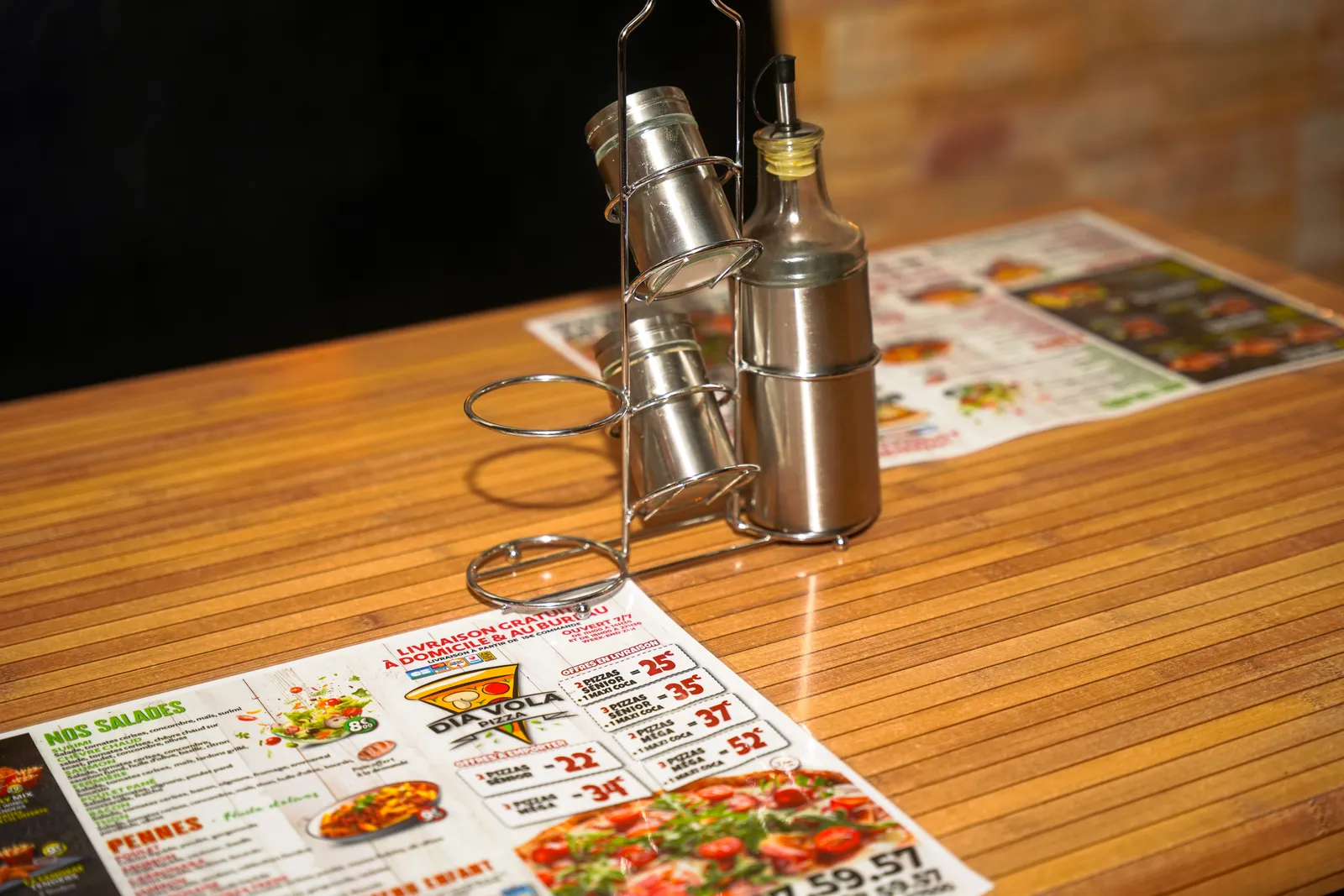 Table dressée et menu
